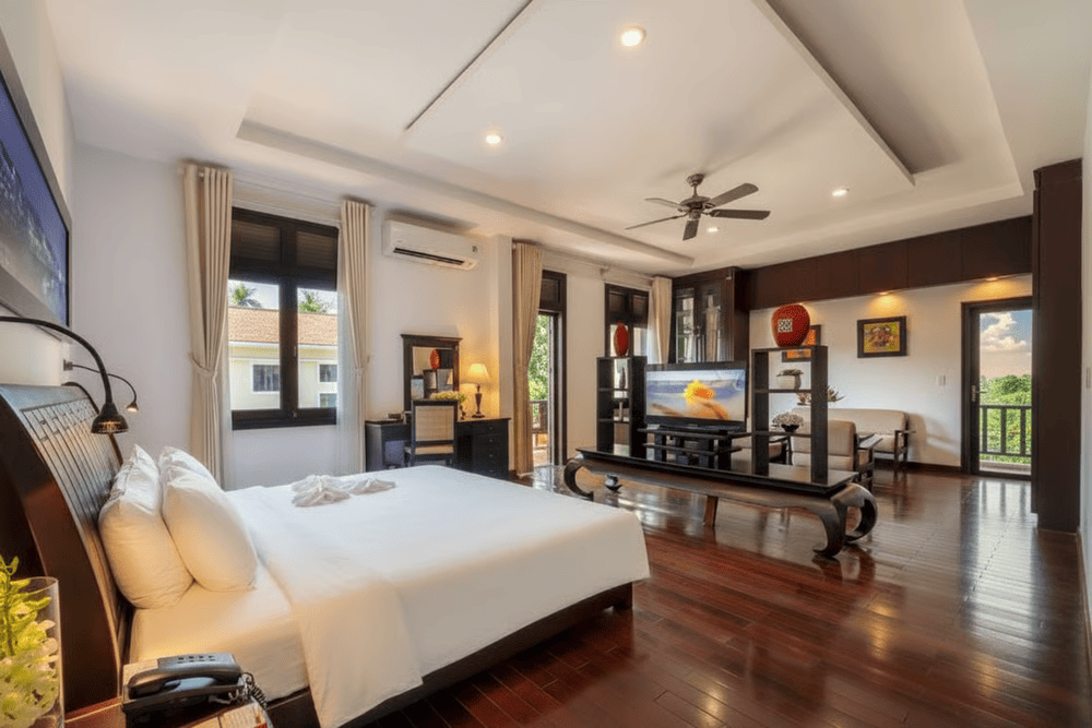 A stylish and spacious room at the Hoi An Historic Hotel offers modern comfort with a touch of traditional elegance. (Source: hoianhistorichotel.com.vn)